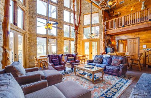 Quinlan House | Waterfront Lodge on Lake Tawakoni Group Getaway!