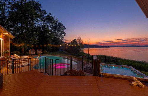 Earlville House | Waterfront Lodge packed with Amenities