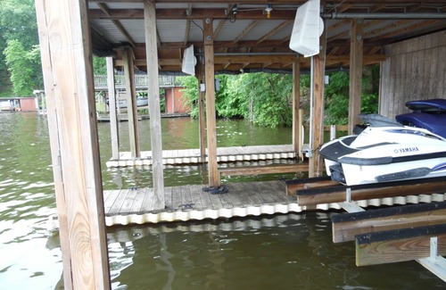 Bracey House | Waterfront Log Cabin On Lake Gaston