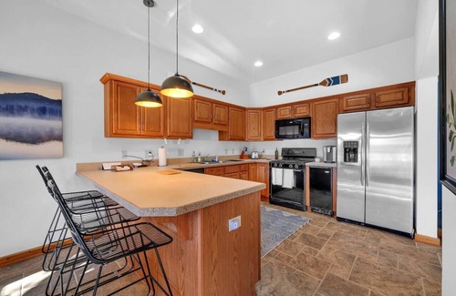 Lake Norman of Catawba Cabin | Waterfront Log Cabin w/Hot Tub, Kayaks, Firepit, King Beds, & Pet-Friendly