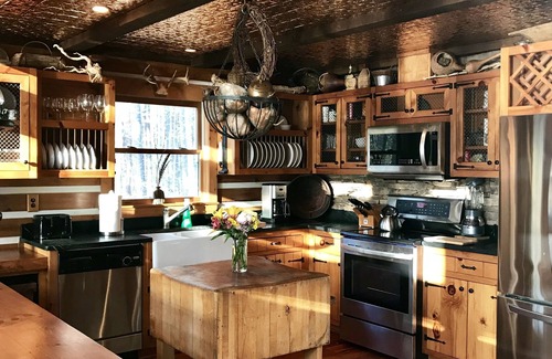 Clarksville House | WATERFRONT LOG HOME FOR FAMILY CHRISTMAS! HOT TUB/FIREPLACES/LARGE DECK/FIRE PIT