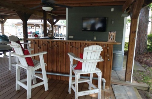 Warwick House | Waterfront lot on Lake Blackshear. Great location! Large dock for gatherings!