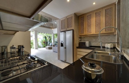 Candi Dasa Villa | Waterfront Luxury 4BR Villa - Candidasa! 6Min Drive To The Beach! W/Swim Pool!