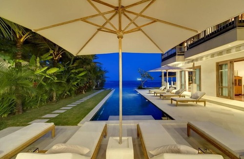 Candi Dasa Villa | Waterfront Luxury 4BR Villa - Candidasa! 6Min Drive To The Beach! W/Swim Pool!