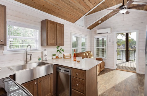 Muscle Shoals House | Waterfront Luxury Tiny Home 360 North on Wilson Lake Close to Robert Trent Jones