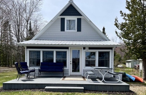 Levering House | Waterfront MI Cottage on Douglas Lake between Petoskey & Mackinaw City