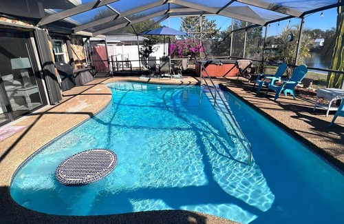 Ruskin House | Waterfront Mid Century Cottage w/Pool and Spa- Close to beaches - Sleeps 9