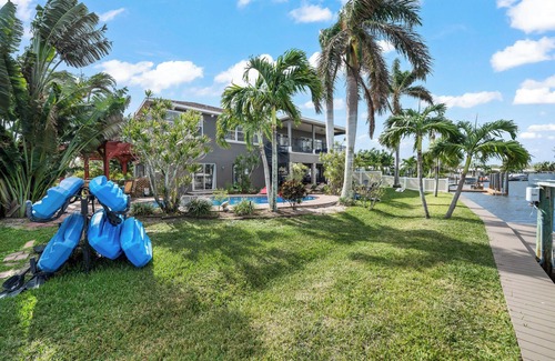 Cocoa Isles House | Waterfront Oasis:-1 blk to beach-Kayaks-Game room, Waterfront Oasis: 1 blk to beach-kayaks-game room