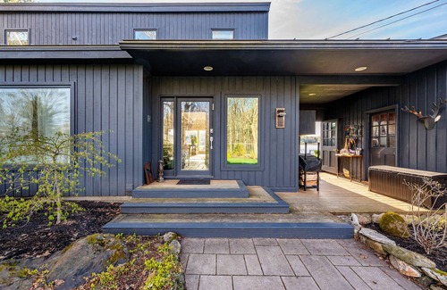 Sandisfield House | Waterfront oasis in heart of Berkshires