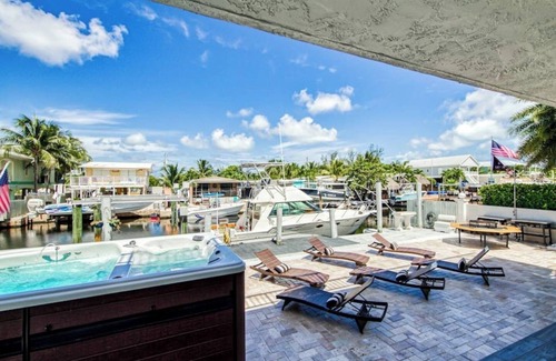 Twin Lakes Apartment | Waterfront Oasis with hot tub!