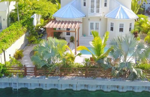 Leeward Settlement House | WATERFRONT& Private POOL @Hawksbill House in safe, prestigious area