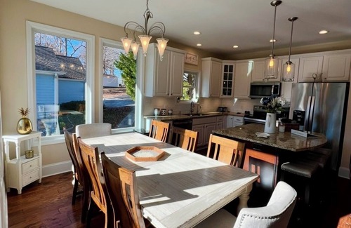 Henrico House | WATERFRONT/PEA HILL CREEK, BOATHOUSE, LINENS, RECENT REMODEL, OUTDOOR FIREPLACE