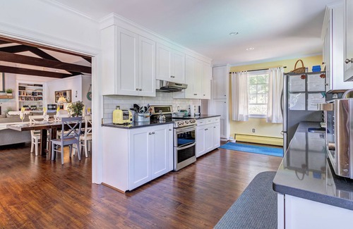 Cotuit House | waterfront-pool-large groups and families-kayaks & bikes-beach pass