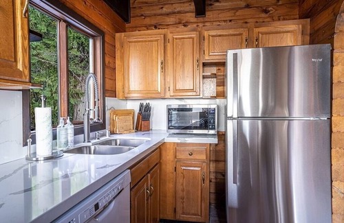 Longbranch House | Waterfront Retreat with Mt. Rainier Views+Hot tub