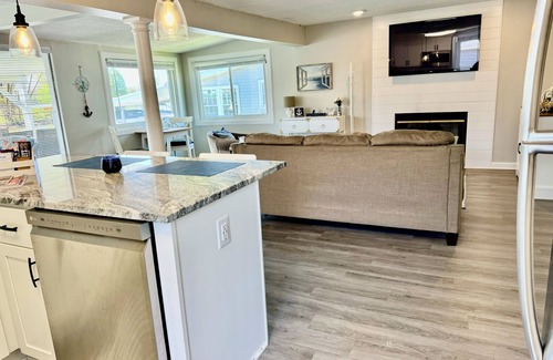 Lakeview Cottage | Waterfront Retreat with King Bed and Boat Docks