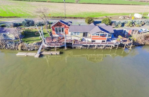 Isleton House | Waterfront retreat, year round fishing, boating, wine tasting. 1 hr from SF!