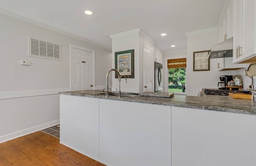 Mathews Cottage | WATERFRONT Southern Living Upscale Cottage close to Main St! Time to RELAX!