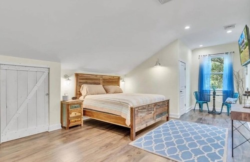 Deale House | Waterfront Spacious 5-bedroom vacation home with WiFi and AC in delightful Deale