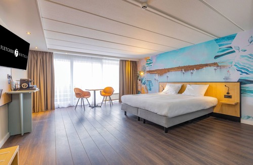 Oud-Loosdrecht Hotel | Waterfront Stay with Private Marina Access, Biking Trails and Lakeside Dining