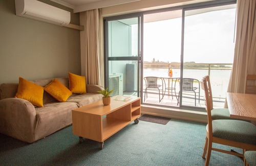 The Entrance House | WATERFRONT STUDIO APARTMENT AT THE OAKS RESORT