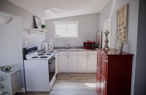 Tiverton Cottage | Waterfront Summer Cottage on Nanaquaket Pond