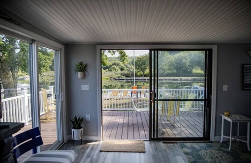 Tiverton Cottage | Waterfront Summer Cottage on Nanaquaket Pond