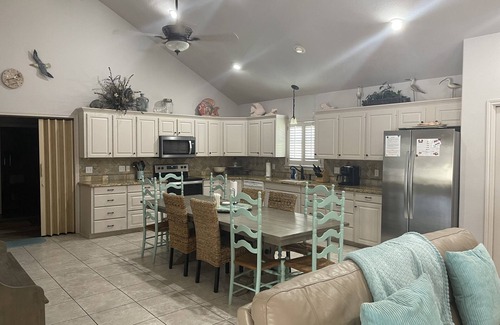 Port Lavaca House | WATERFRONT! Super Spacious - Lighted Private Pier - Family Memories Made Here!