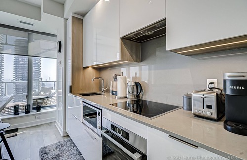 St. Lawrence Condo | Waterfront View 1BR & WFH in Luxury Building High Floor with Breathtaking Views