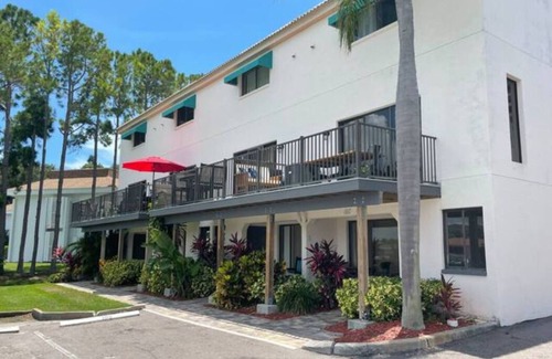 Island Estate House | Waterfront view property 5 minutes from the beaches!