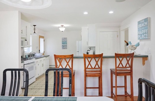 New London House | WATERFRONT VIEWS @ OCEAN BEACH GATE: 6 QUEEN 1 SOFA BED