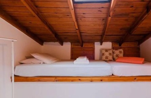 Nikita House | Waterlily 3-bedroom Maisonette, 75m to sandy beach