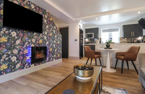 Gargrave Cottage | WATERS EDGE LOCK VIEW, pet friendly, with hot tub in Gargrave
