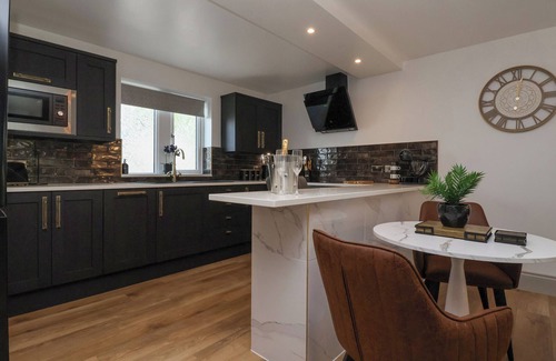 Gargrave Cottage | WATERS EDGE LOCK VIEW, pet friendly, with hot tub in Gargrave