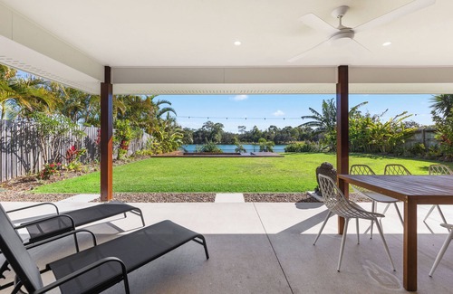 Toogoom House | Waters Edge Retreat - on the lake and walk to beach