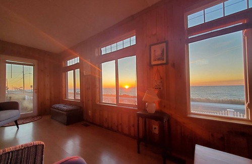 Town Bank House | WATERS EDGE VILLA BEACH FRONT Pet Friendly N.Cape May
