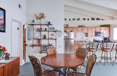 Tahoma Condo | Waters Edge Vista | HOA Pool & Pier Access
