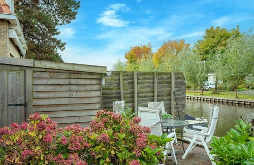 Heeg House | Waterside Escape with Private Jetty
