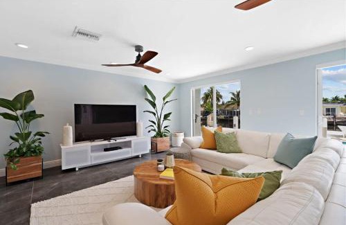 Fort Lauderdale House | Waterside Getaway - Fishing Pool Tabe Jacuzzi