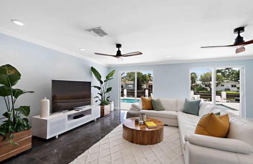 Fort Lauderdale House | Waterside Getaway - Fishing Pool Tabe Jacuzzi