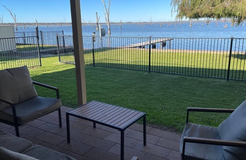 Mulwala House | Waterside Mulwala waterfront house with small boat ramp and jetty