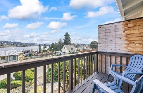 Bremerton House | Waterview 2 Bedroom, Pet Friendly Duplex Unit