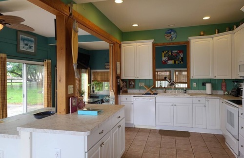 Stevensville House | Waterview Home by Kentmorr Marina, Beach Bar & Grill. Close to wedding venues.