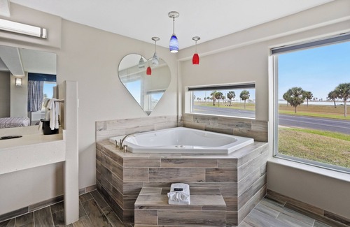 Rockport Hotel | Waterview King Suite Pool front, ground level