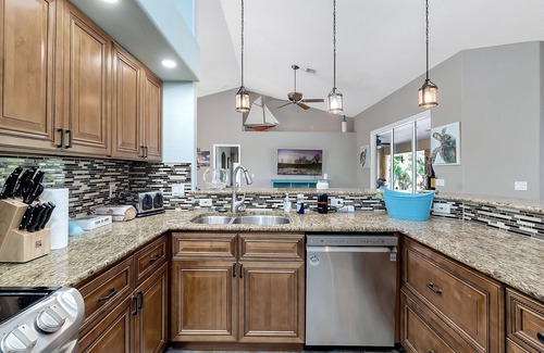 Pine Valley House | Waterview & Pool Estate Sleeps up to 10