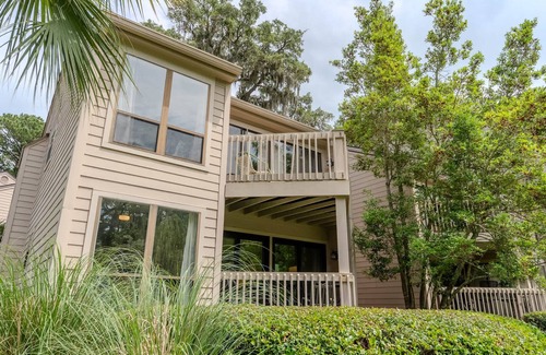 Sea Pines Apartment | Waterview Suite - Walk to Harbourtown