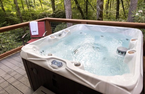 Bryson City Cabin | "Watia Creekside" Luxury/Hot Tub/2 FP's-Lake/Wi-Fi