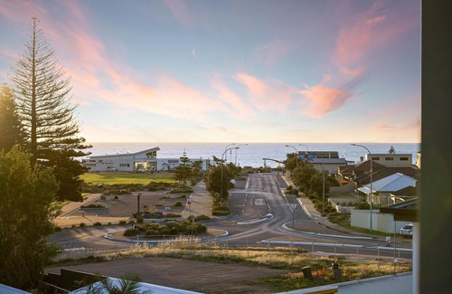 Moana House | Wauwa-ana ~ Moana - Sumptuous Holiday Abode in the Heart of Moana
