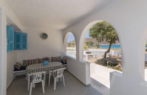 Piso Livadi House | Wave Lullaby, Peaceful Beachfront Retreat in Paros