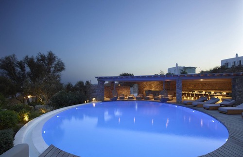 Xilokeratidi House | Wave18 Spacious,Luxurious,Contemporary,3 swimming pools,Gym,Spa,Sea View.