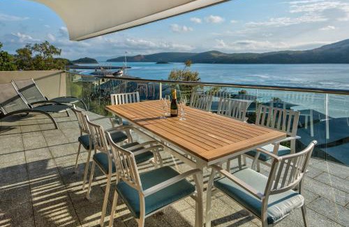 Hamilton Island House | Waves 5 Luxury 3 Bedroom Breathtaking Ocean Views Central Location